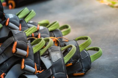 Karabina ve kasklı emniyet kemerleri. engel kursu ekipmanları