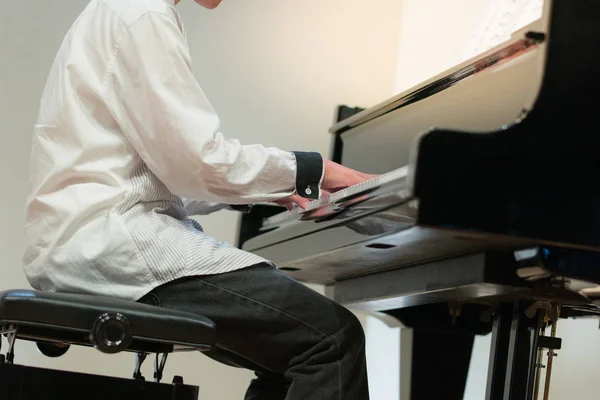 Mano de niño tocando el piano, actuación en la escuela musical . — Foto de Stock