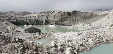 Everest ana kamp güzergahı Gokyo gölü yakınlarında zeminde buzul malt