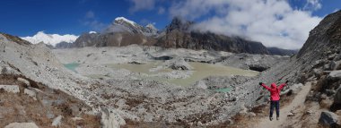 Trekker Nepal Everest ana kamp güzergahı Gokyo gölü yakınlarında zemin buzul malt yakın iki el.