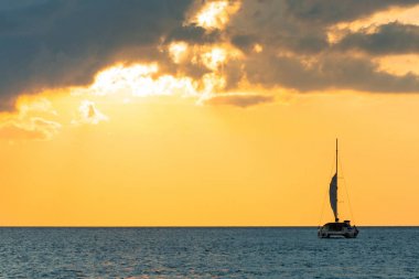 Yat turizmi - deniz akşam yürüyüşü. Günbatımında lüks bir yatta romantik bir gezi..