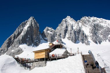 insanlar Yeşim ejderha kar dağının tepesinde seyahat ile Jade Dragon Snow Mountain formu formu görünümü, Lijiang Çin.