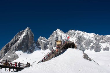insanlar Yeşim ejderha kar dağının tepesinde seyahat ile Jade Dragon Snow Mountain formu formu görünümü, Lijiang Çin.