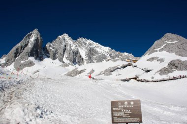 Lijiang, Kunming Çin'deki kar dağından inerken teleferikten görünümü