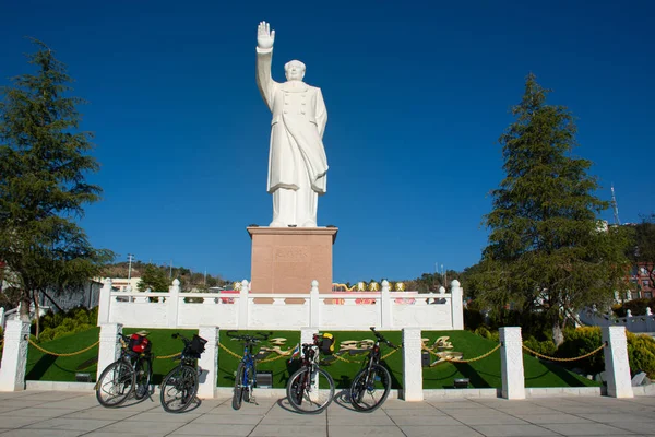 Monument van Mao Zedong in het stadscentrum van Lijiang, provincie Yunnan, — Stockfoto