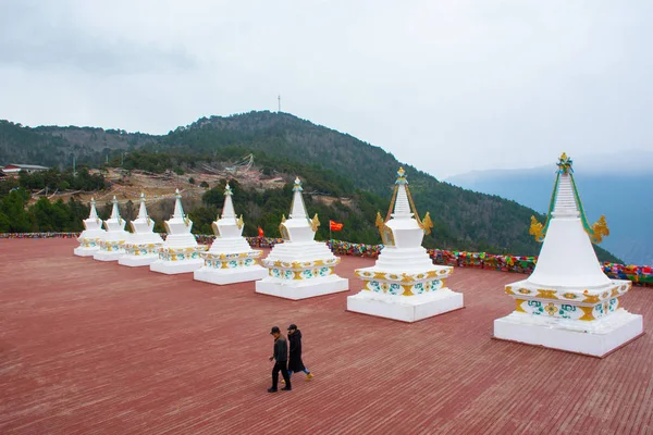 Stupas blancs avec des sommets dorés et une partie du monastère bouddhiste Sakya, Tibet, Chine — Photo