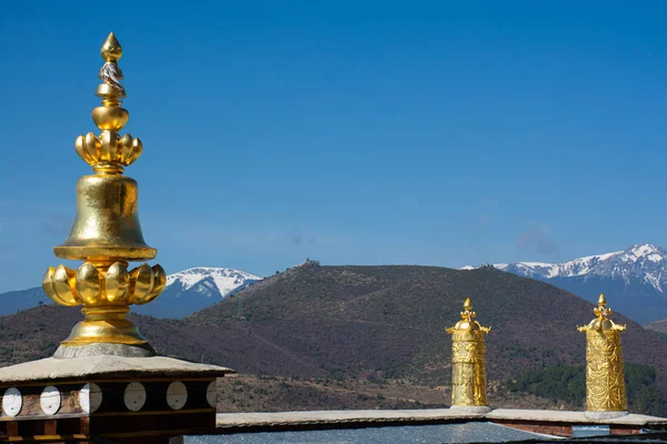 Vue sur les montagnes de l'Himalaya depuis le sommet du temple Jokhang, le monastère Jokhang, un temple bouddhiste sur la place Barkhor à Lhassa, la capitale du Tibet, en Chine — Photo