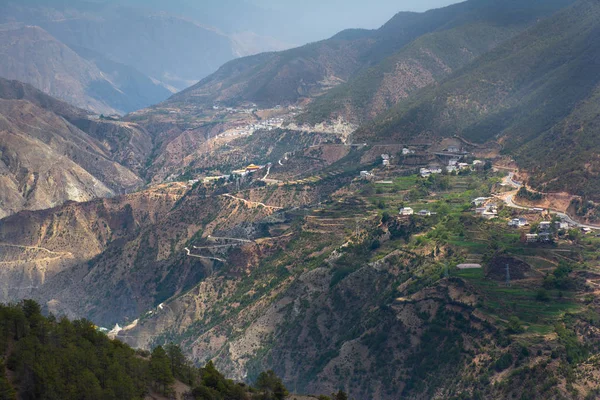 Paisaje Paisaje en la carretera entre Lijiang y Shangri-La, provincia de Yunnan, China. Montañas de gran altitud, pequeño pueblo, cultura tibetana . — Foto de Stock