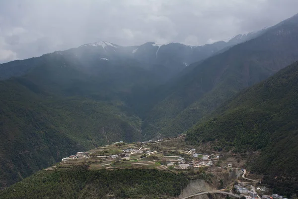 Landschaft auf der Straße zwischen Lijiang und Shangri-la, Provinz Yunnan China. Hochgebirge, kleines Dorf, tibetische Kultur. — Stockfoto