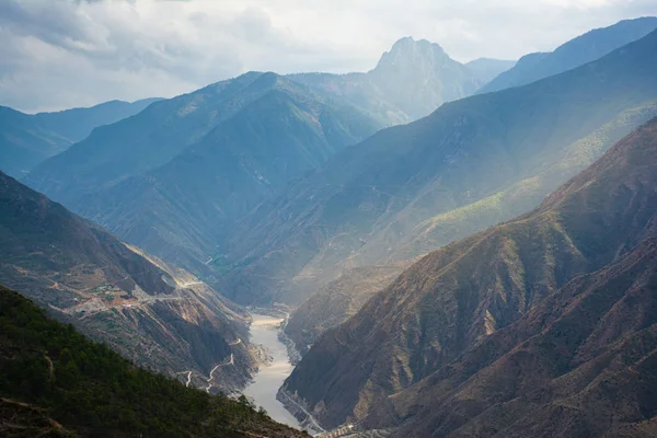 Paisaje Paisaje en la carretera entre Lijiang y Shangri-La, provincia de Yunnan, China. Montañas de gran altitud, pequeño pueblo, cultura tibetana . — Foto de Stock