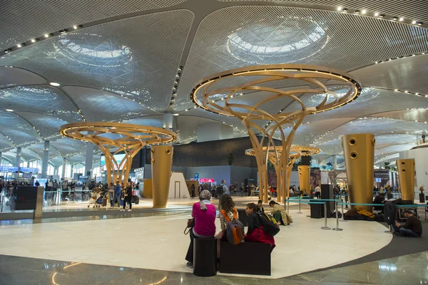 Intérieur du nouvel aéroport turc d'Istanbul avec passagers et officiers . — Photo