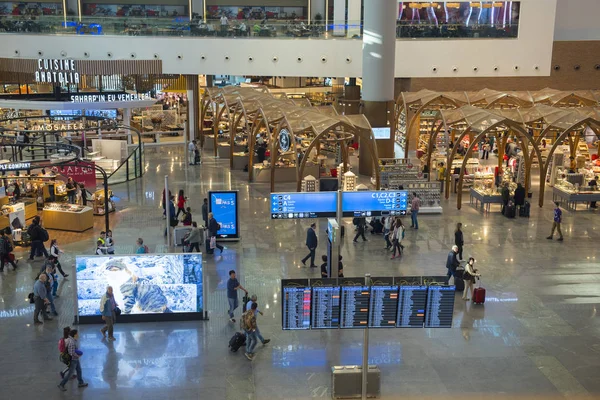 Wnętrze nowego tureckiego lotniska Istanbul z pasażerami i oficerem i sklepem i wolnocłowym sklepie. — Zdjęcie stockowe