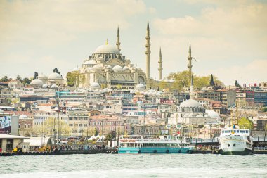 İş kenti, antik camiler ve eski şehir ile İstanbul şehir manzarası 