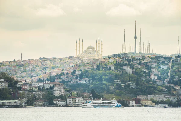 Cityscape of Istanbul with ancient mosques and the old city in mid noon, talk photo on cruise . — стоковое фото