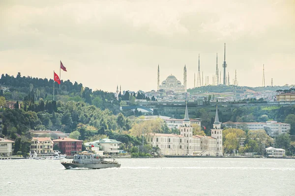Cityscape z istanbulského města s obchodním městem, starověkou mešity a starým městem — Stock fotografie