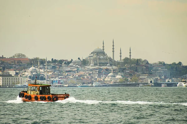 Cityscape of Istanbul with ancient mosques and the old city in mid noon,talk photo on cruise. — Stock Photo, Image