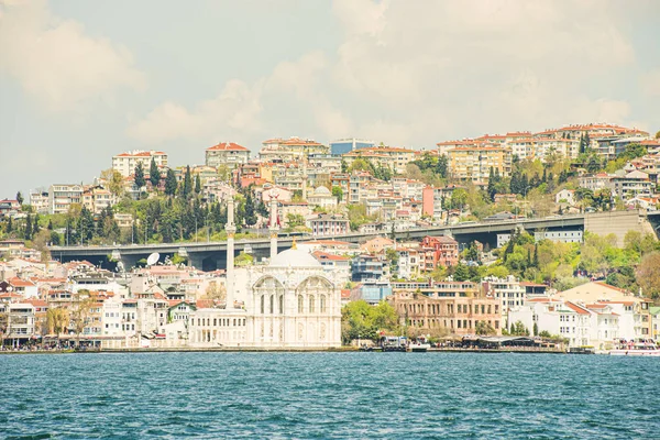 Cityscape z Istanbulu, se starými mešit a starým městem v polovině poledne, hovořit o plavbě. — Stock fotografie