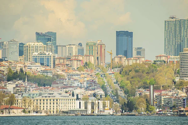 Paysage urbain de la ville d'Istanbul avec ville d'affaires, anciennes mosquées et la vieille ville — Photo