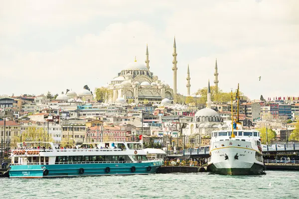 Cityscape z istanbulského města s obchodním městem, starověkou mešity a starým městem — Stock fotografie