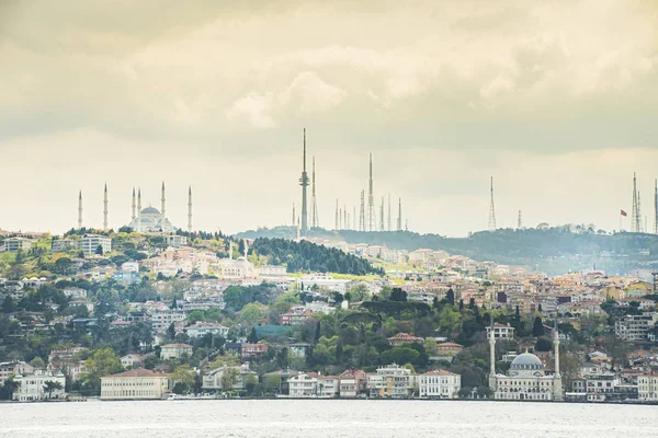 Cityscape z Istanbulu, se starými mešit a starým městem v polovině poledne, hovořit o plavbě. — Stock fotografie