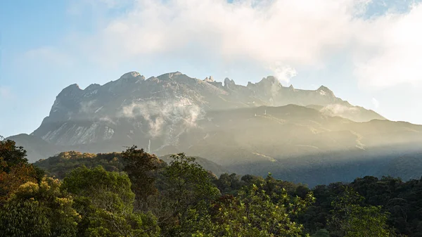 Parque nacional de Kinabalu en la mañana con hermoso cielo y nube —  Fotos de Stock