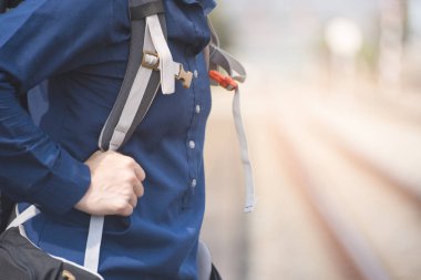 Vücut backpackers bir parçası tren istasyonunda sırt çantası tutun.
