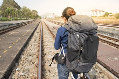 demiryolu üzerinde duran Asya backpacker kadın arka. 