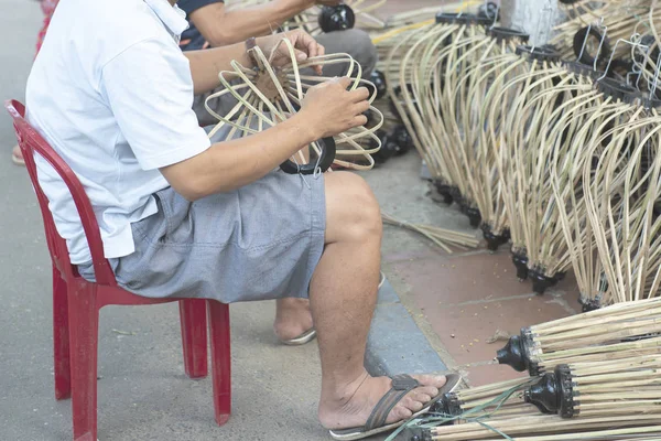 Вьетнамский плетеный сделал деревянный фонарь с пешеходной дорожкой в Хой старый город во Вьетнаме . — стоковое фото