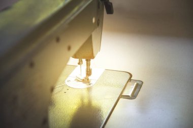 bir iğne ile dikiş makinesi mavi kumaş sews