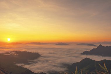 büyük bir Yeşil Dağ sırtının peyzaj gündoğumu doğası, onun ti