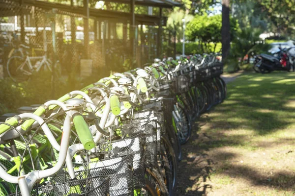 Bicicletas no estacionamento para bicicletas, a vista do lado — Fotografia de Stock