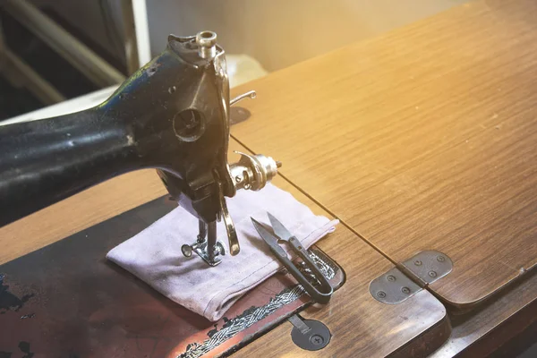 Sewing machine with a needle sews blue fabric — Stock Photo, Image