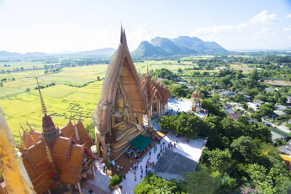 Templo de la Cueva del Tigre (Wat Tham Sua) en Kanchanaburi, popular entre — Foto de Stock