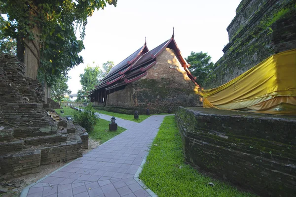 Wat Chedi Luang Chiang Saen, На ярком небе — стоковое фото