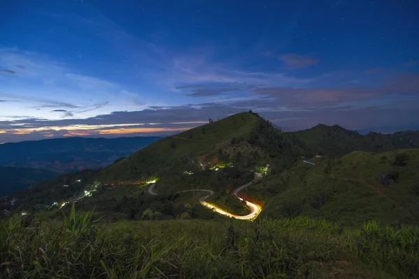 Un hermoso punto de vista de Doi pha tung con cola de luz, chiang —  Fotos de Stock