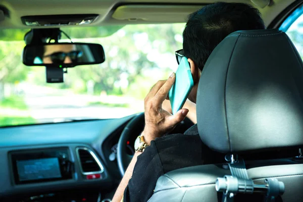 Parte posterior del hombre utiliza el teléfono móvil inteligente en el coche, conducir seguro o autobús — Foto de Stock
