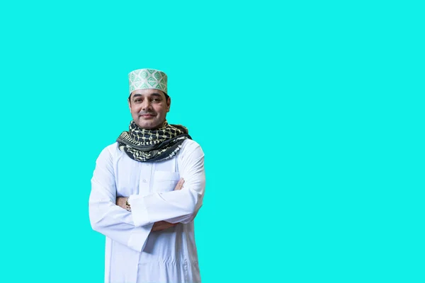 Uomo musulmano in hijab bianco in piedi e attraversare la mano con il sorriso su — Foto Stock