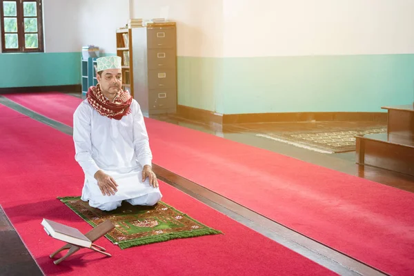 Muslim arab pengusaha duduk di lututnya dengan gaun hijab putih — Stok Foto