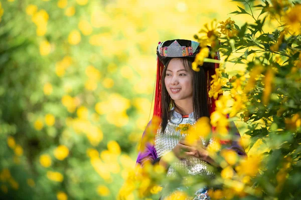 Племенная девушка в традиционном платье с желтым цветочным фоном с c — стоковое фото