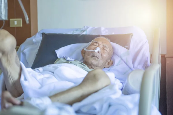 Asya yaşlı adam hasta ve hastane koğuşunda tüp var, yatakta komada devlet uyku