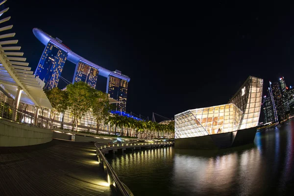 Iluminado de Marina bay sand and louis brand shop en marina bay por la noche, Singapur —  Fotos de Stock