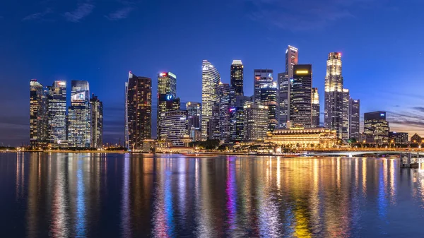  Alacakaranlık ta waterbay refleksi ile şafakta Singapur iş bina silueti.