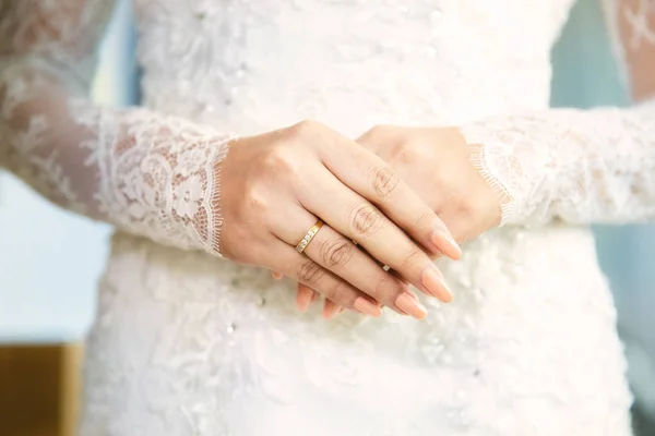 Закройте руки с обручальным бриллиантовым кольцом на пальце невесты в белом платье или свадебных платьях. . — стоковое фото