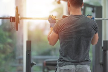 Arka tarafı od güçlü kas asyalı adam ağırlık kaldırma fitness spor salonu, spor ve sağlıklı bir kavram göğsünü egzersiz.