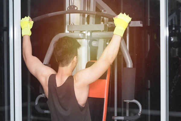 Зворотній бік od сильний м'язистий азіатський чоловік піднімає ваги тренування грудей у фітнес-гімназії, спорті та здоровій концепції . — стокове фото