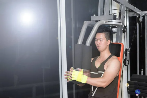 Parte posterior od fuerte muscular asiático hombre levantamiento de pesas ejercitar su pecho en gimnasio fitness, deporte y concepto saludable . —  Fotos de Stock
