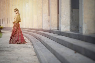 Tayland ipek moda gece elbisesi güzel portre asyalı kadın elbise model gibi hareket ve kamera bakmak.