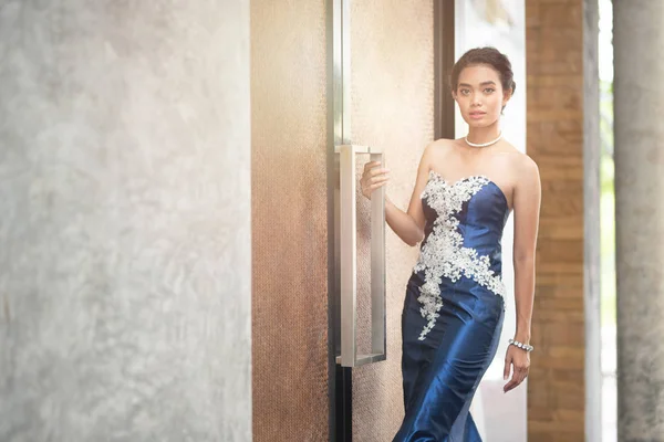 Cantik potret wanita asia berpakaian biru malam berpakaian seperti model dan melihat kamera . — Stok Foto