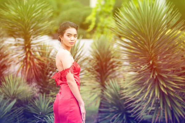Gyönyörű portré ázsiai nő ruha, piros divat estélyi ruha jár, mint a modell, és nézz kamera. folyamat Vintage stílusban. — Stock Fotó