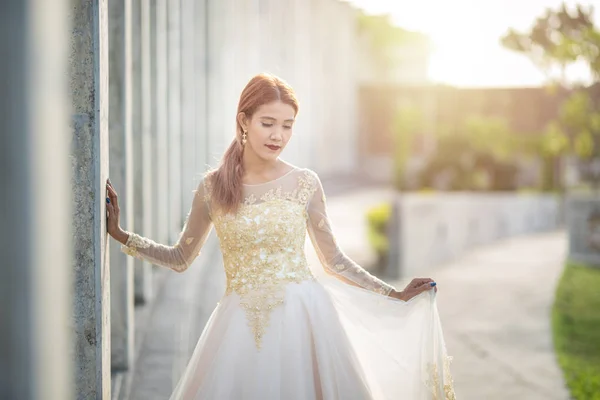 Beaux portraits avec lumière naturelle femme asiatique mariée en robe de mariée — Photo